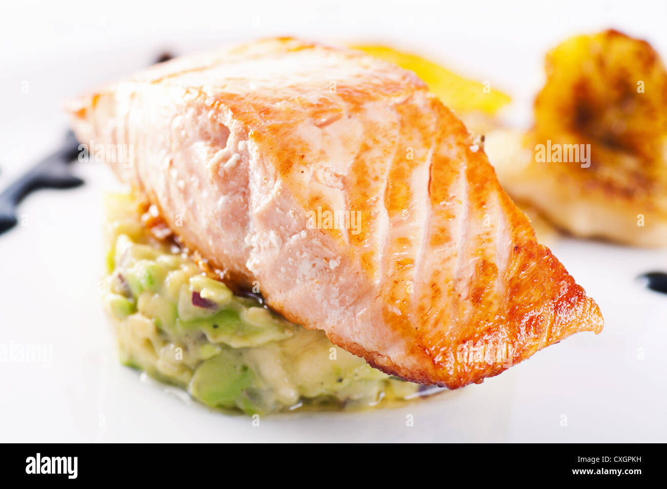 Bistecca di salmone con avocado tatar Foto Stock