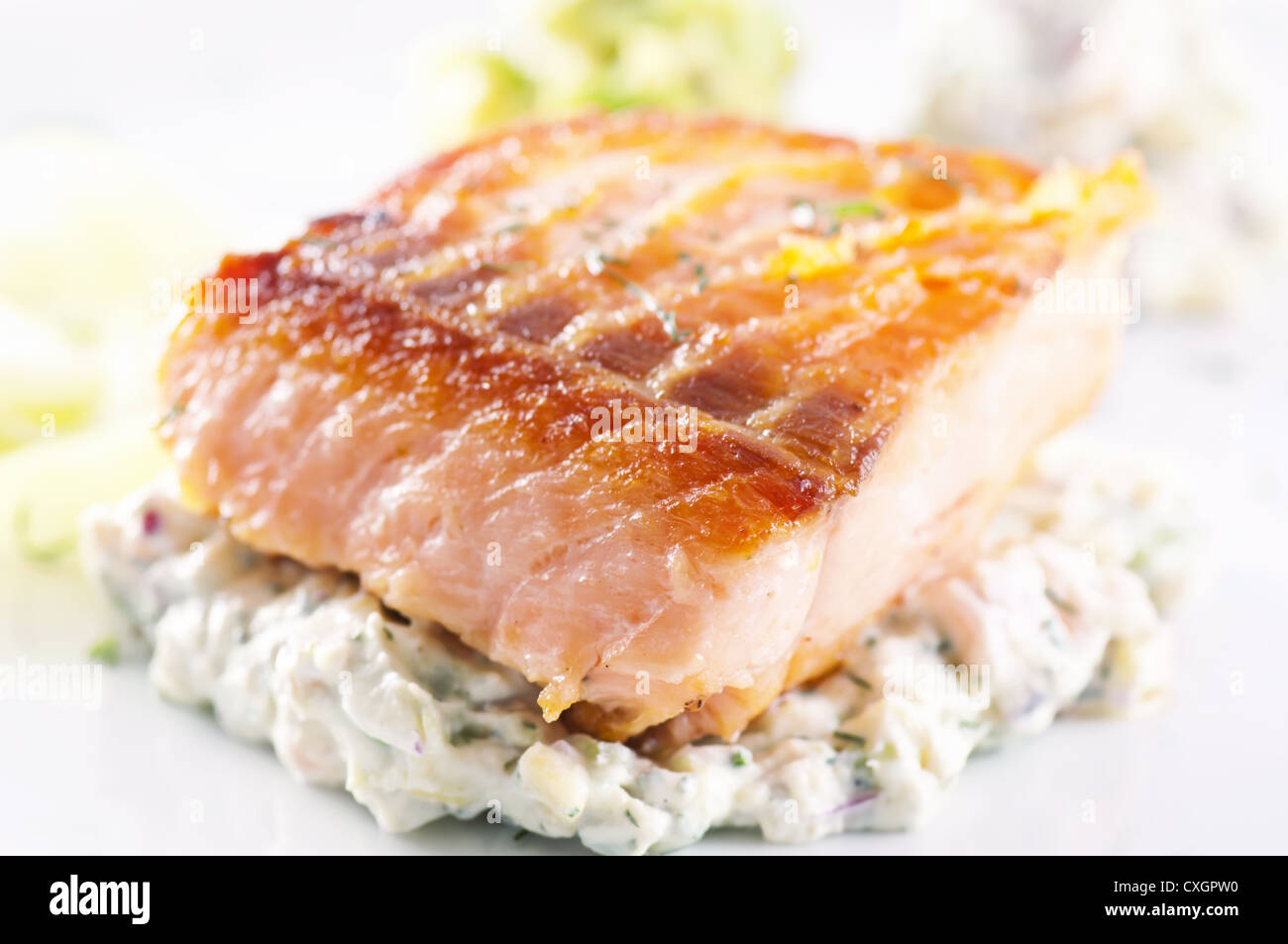 Bistecca di salmone con avocado tatar Foto Stock