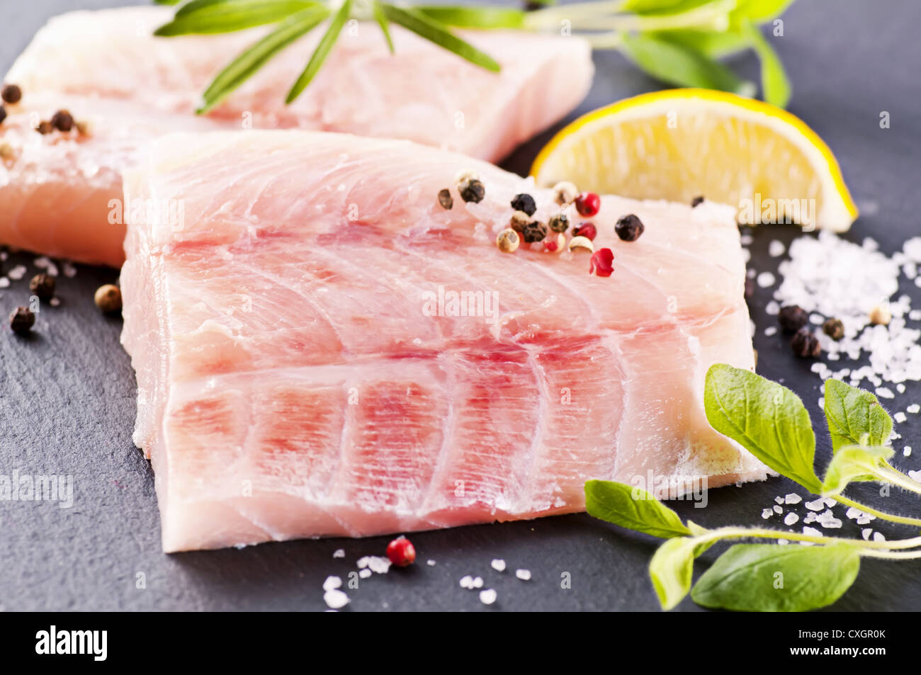 Ocean pesce persico con erbe aromatiche e spezie Foto Stock