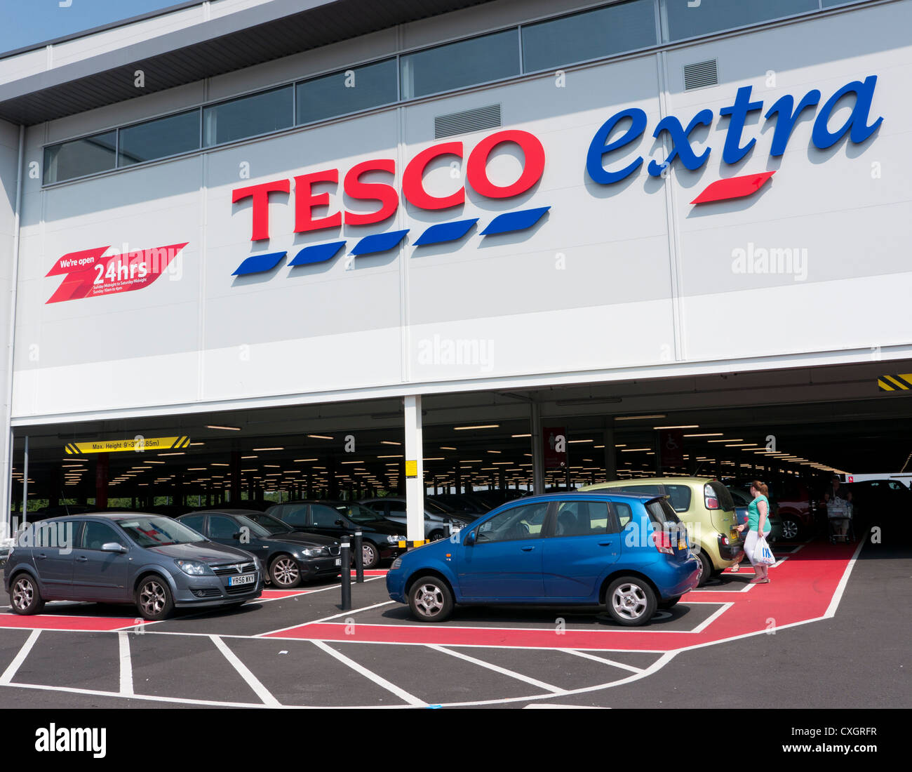 Tesco Extra in Gran Bretagna con parcheggio al di sotto del negozio per un facile accesso Foto Stock