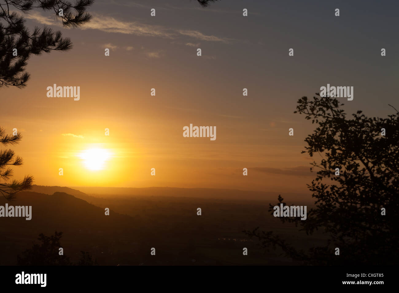 Sunset presi da Kings Legno sulle colline Polden guardando oltre i livelli di Somerset Foto Stock