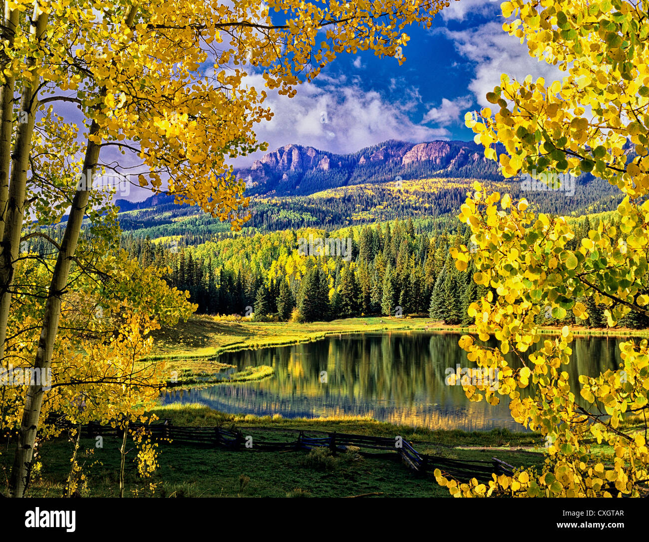 Beaver Lago con fall aspens colorati. Uncompahgre National Forest, Colorado Foto Stock