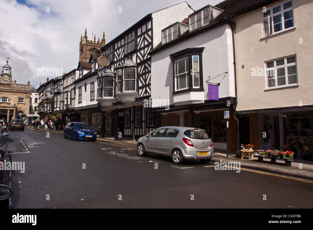 Storica architettura Tudor di importanza storica per la maggior parte degli edifici elencati su Broad Street Ludlow Herefordshire England Regno Unito. Foto Stock