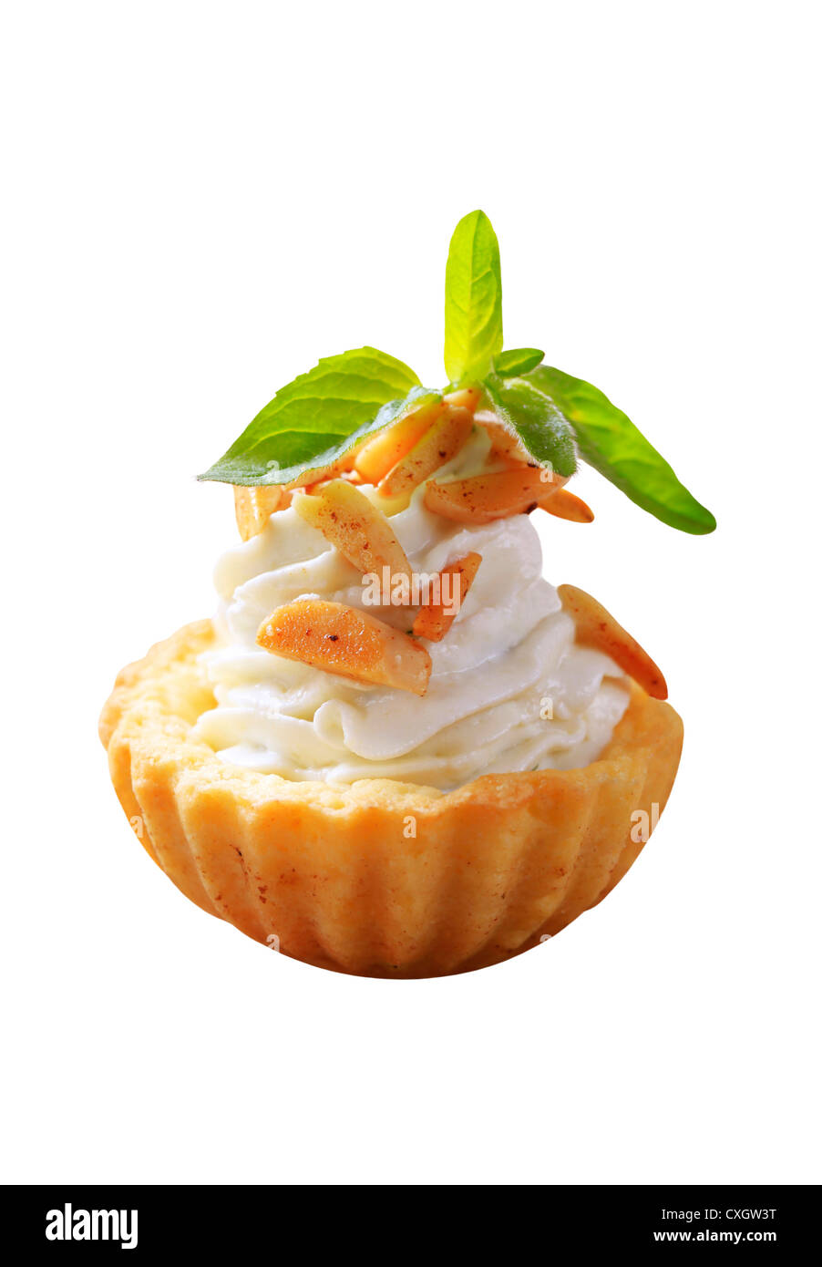 Crostino - Tart shell con la gustosa diffondere il riempimento e rabboccato con mandorle tostate Foto Stock