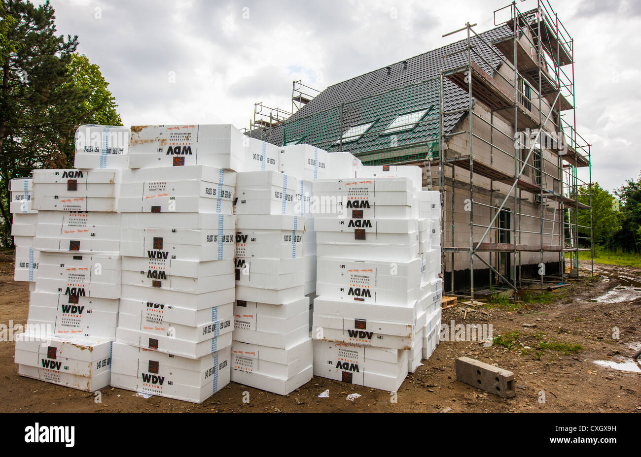 Materiale di isolamento per assorbire calore immagazzinato nella parte anteriore di un sito di costruzione di case private. Foto Stock
