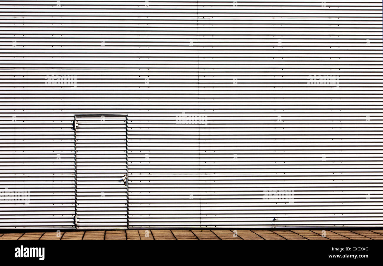 Alluminio facciata di un edificio, con porta. Foto Stock