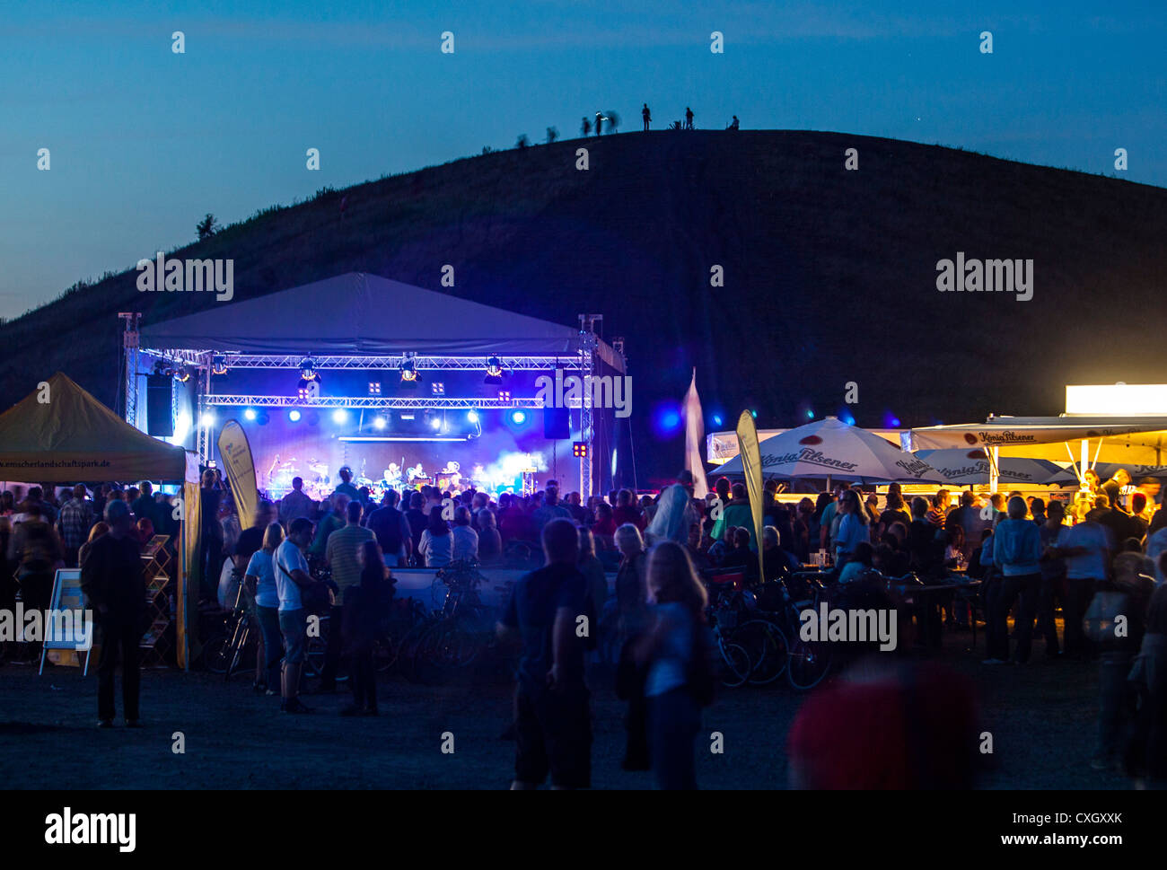 Concerto all'aperto, gli spettatori, su Halde Haniel, un mucchio di pietra, Bottrop, Germania. Foto Stock