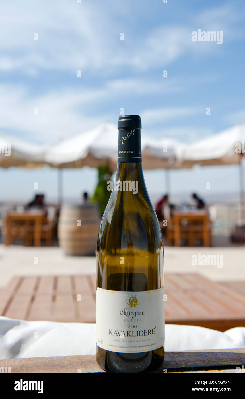 Botlle di anatolica vino servito dalla più antica cantina turco Kavaklidere presso il suo ristorante con terrazza sul della cantina locali di Ankara Foto Stock