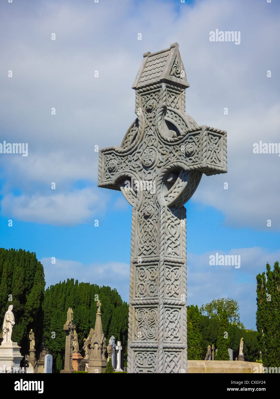 Una croce celtica girato in un cimitero irlandese Foto Stock