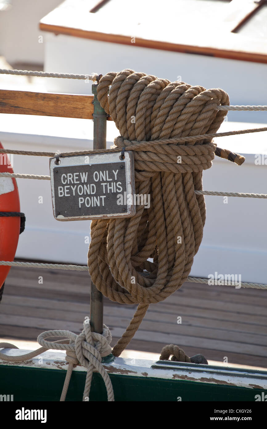Un'immagine di corde e altri accessori nautici su una barca Foto Stock