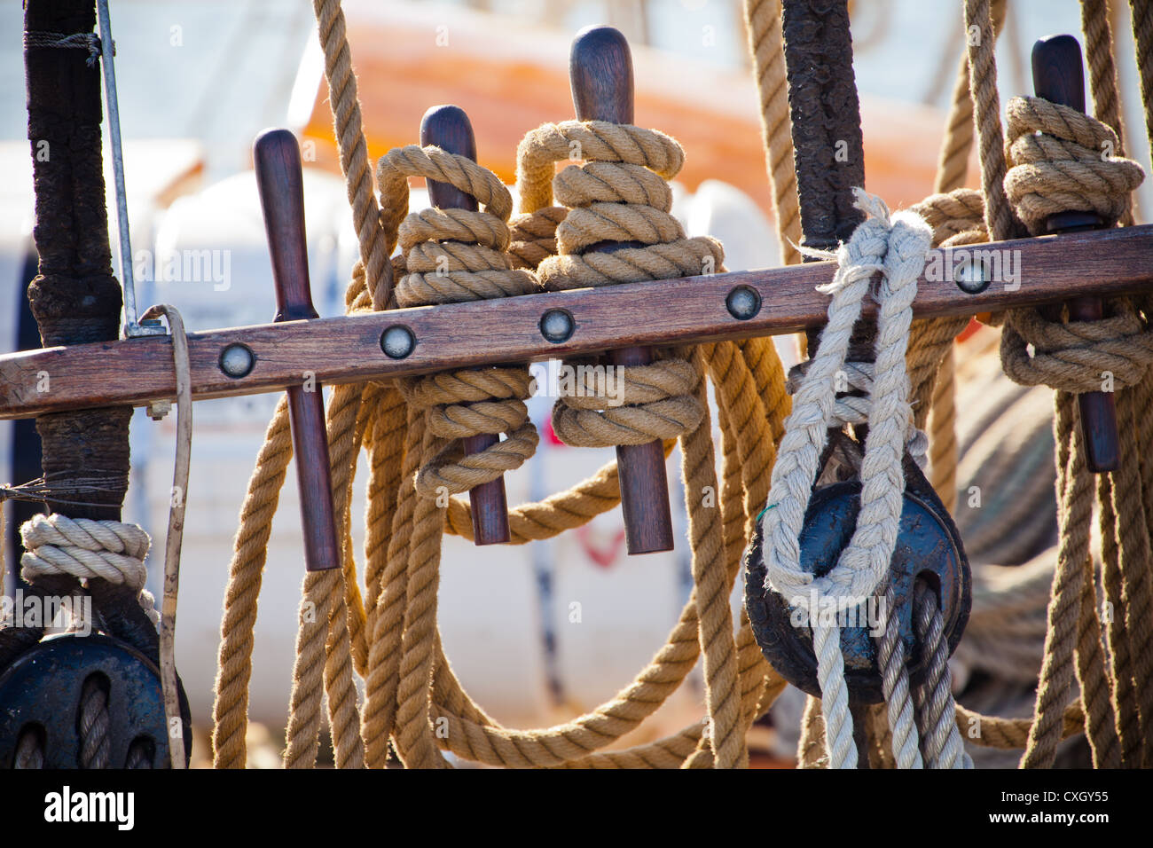 Un'immagine di corde e altri accessori nautici su una barca Foto Stock