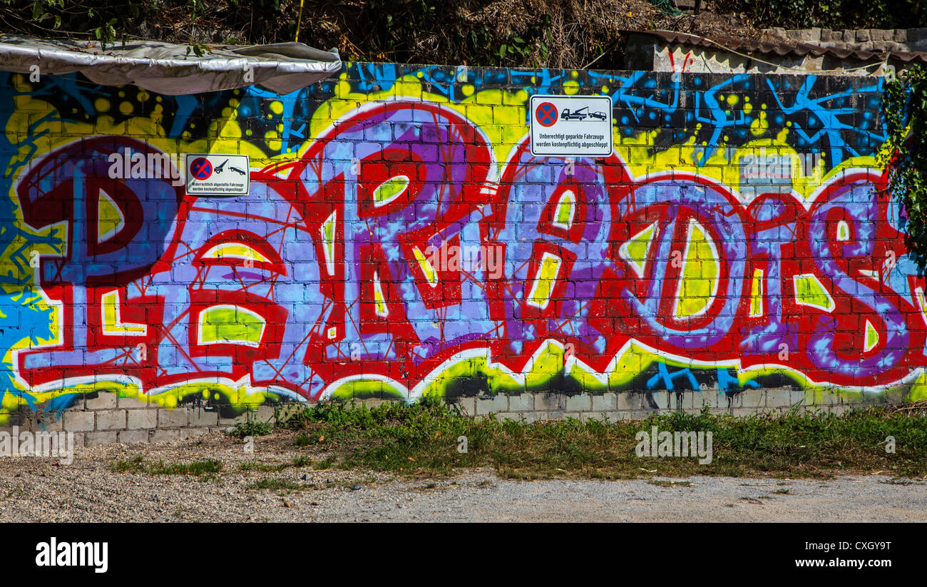 Nessun parcheggio di fronte al Paradiso. Graffiti su una parete e un parcheggio non firmare. Foto Stock