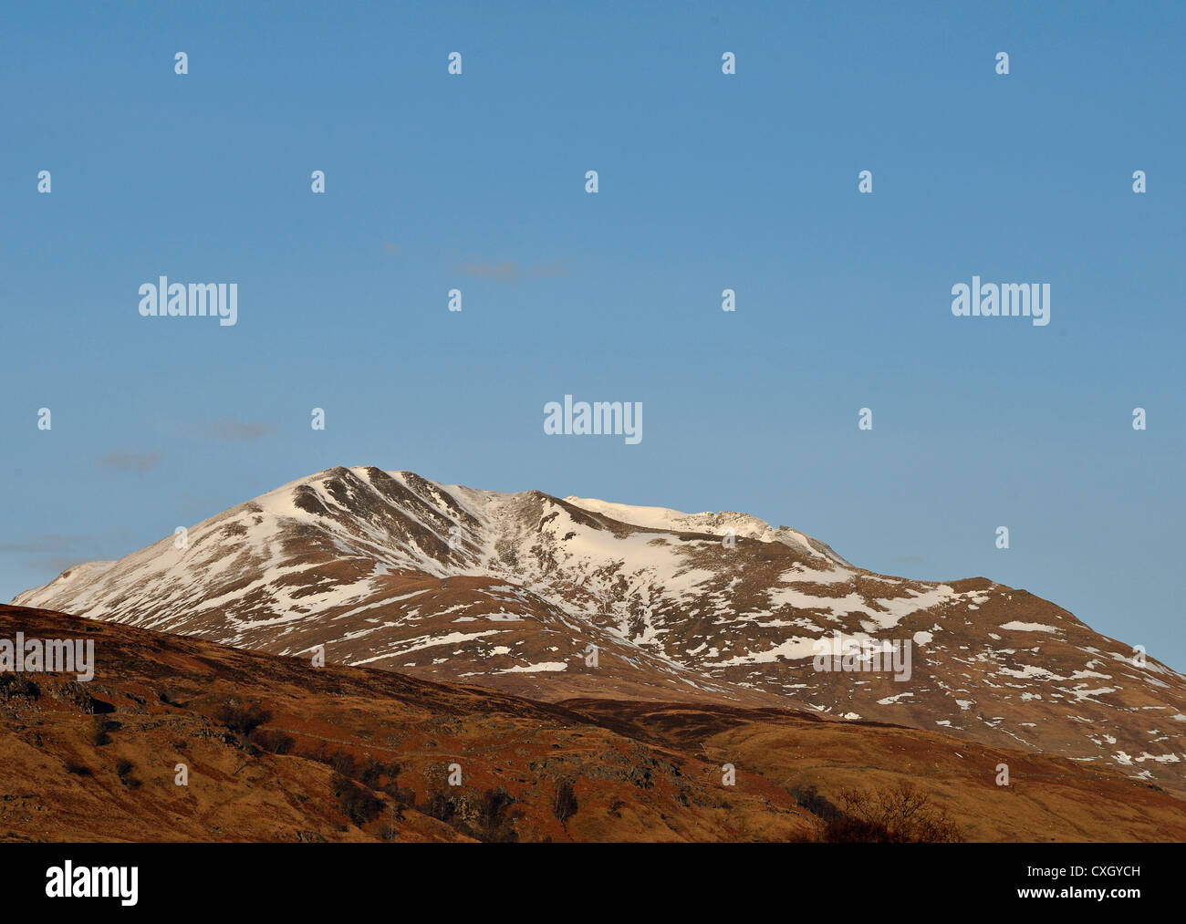 Snow-striate Beinn Ghlas nella gamma Lawers, Killin, Scozia Foto Stock