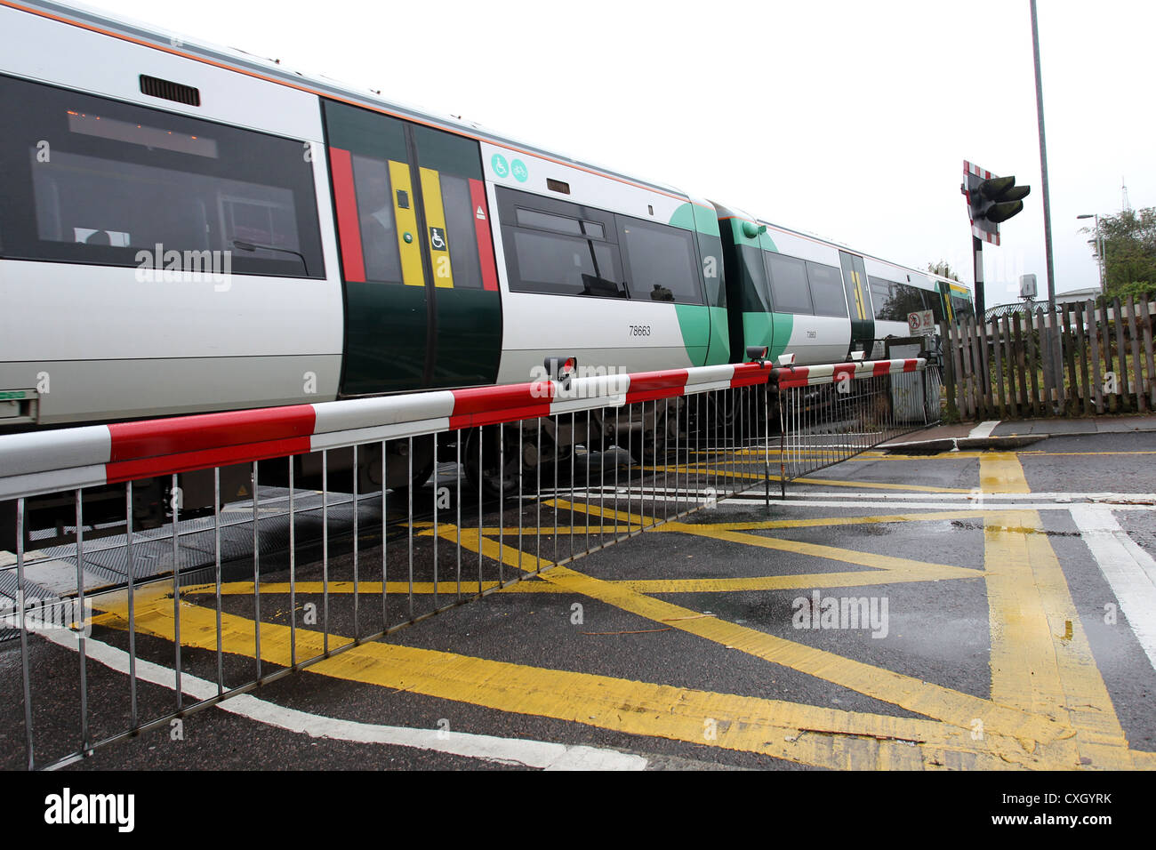 Un passaggio a livello l'Hampden Park stazione ferroviaria a Eastbourne, East Sussex, Regno Unito. Foto Stock