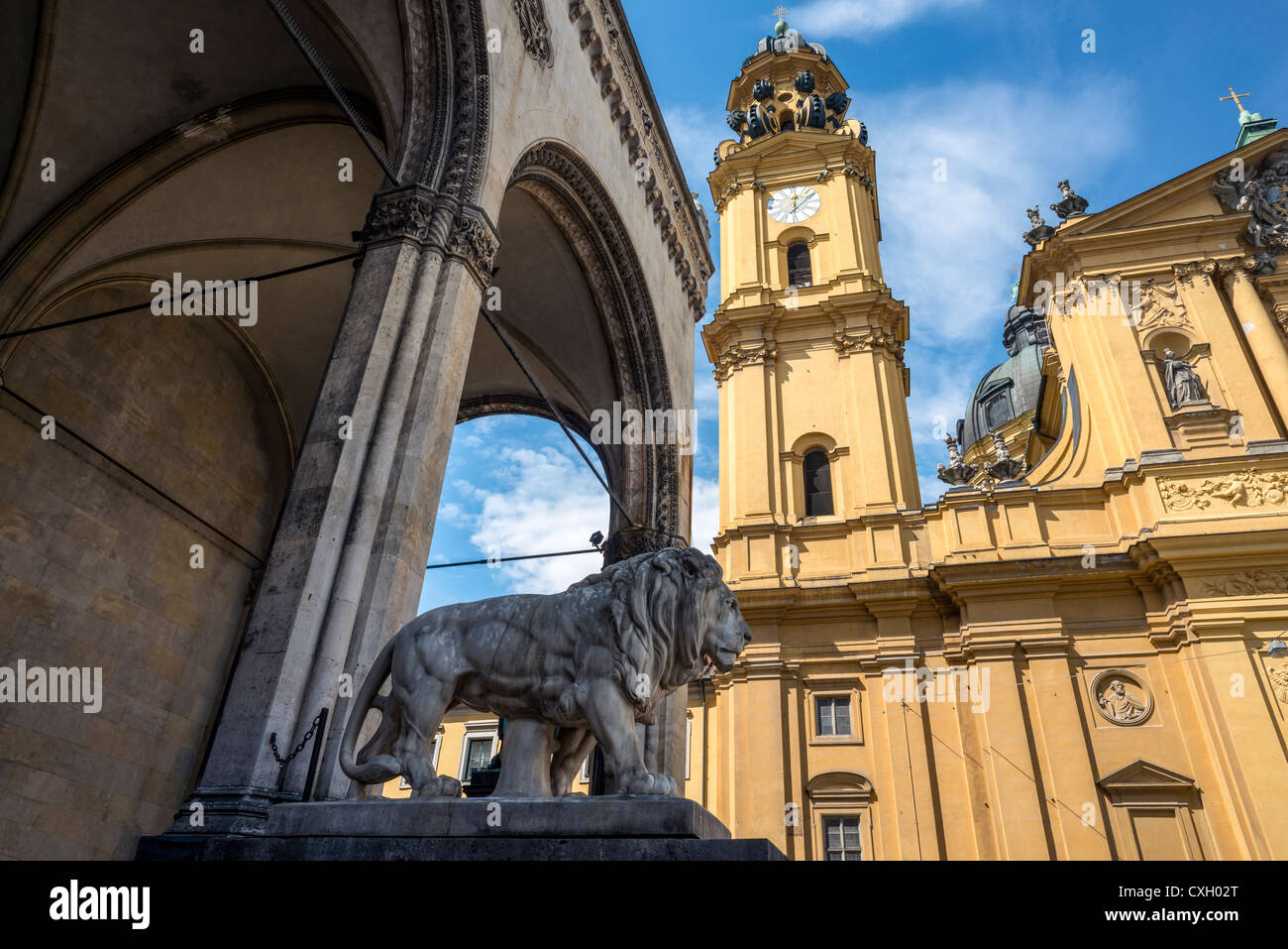 Sala del Comanders con la scultura di un leone di fronte Theatiner Chiesa San Kajetan, Monaco di Baviera, Germania, Europa Foto Stock