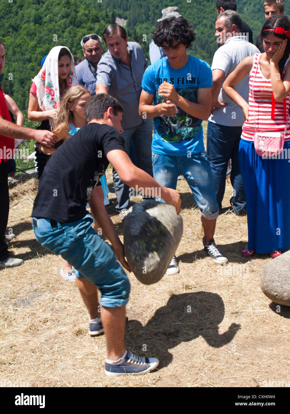 Sollevamento di rocce rotonde in Svaneti festività della Chiesa Lamaria Foto Stock