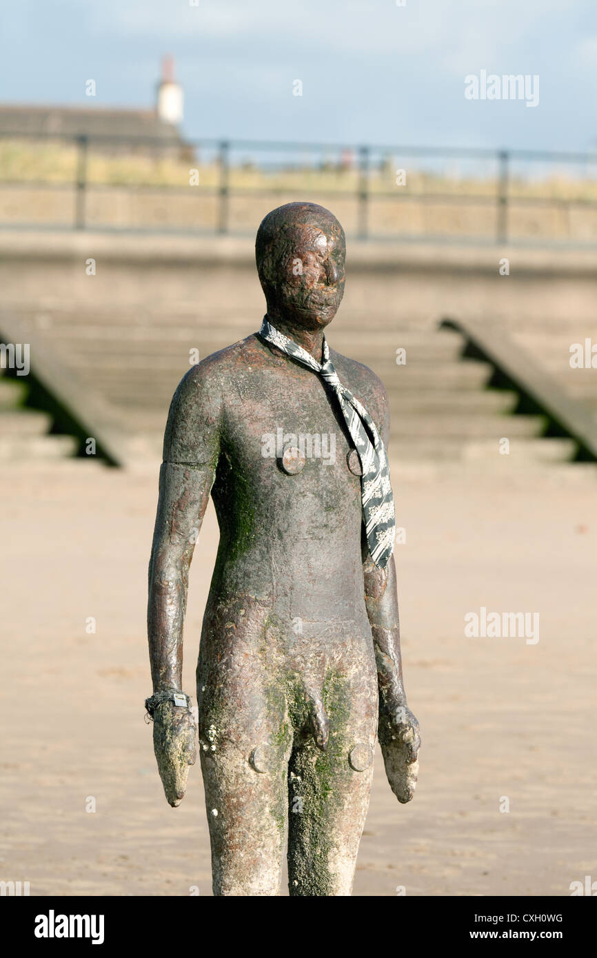 Un uomo del ferro, parte di Antony Gormleys scultura "un altro luogo", vestito di un tirante, Crosby Beach, Liverpool, Merseyside Regno Unito Foto Stock