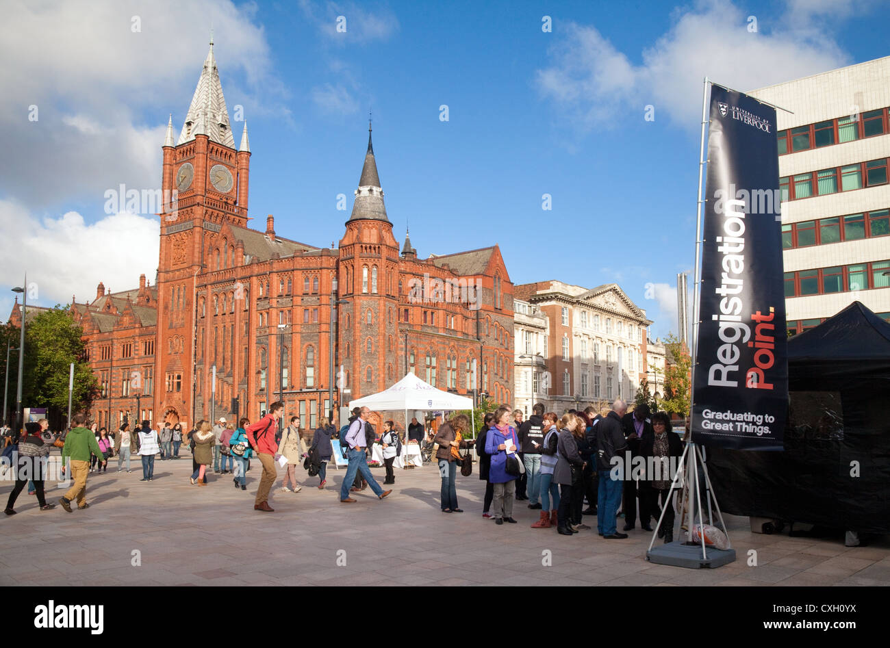 Gli studenti che frequentano un aperta durante il giorno a Liverpool University Campus, Liverpool Regno Unito Foto Stock