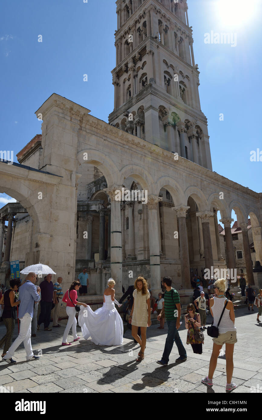Peristilio colonnato ingresso al Palazzo di Diocleziano, Città Vecchia, Split, Split-Dalmatia County, Croazia Foto Stock