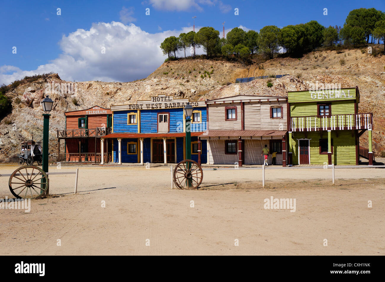 Western Town, una vista frontale di un vecchio hotel fort west Barranco, Siviglia, Spagna Foto Stock