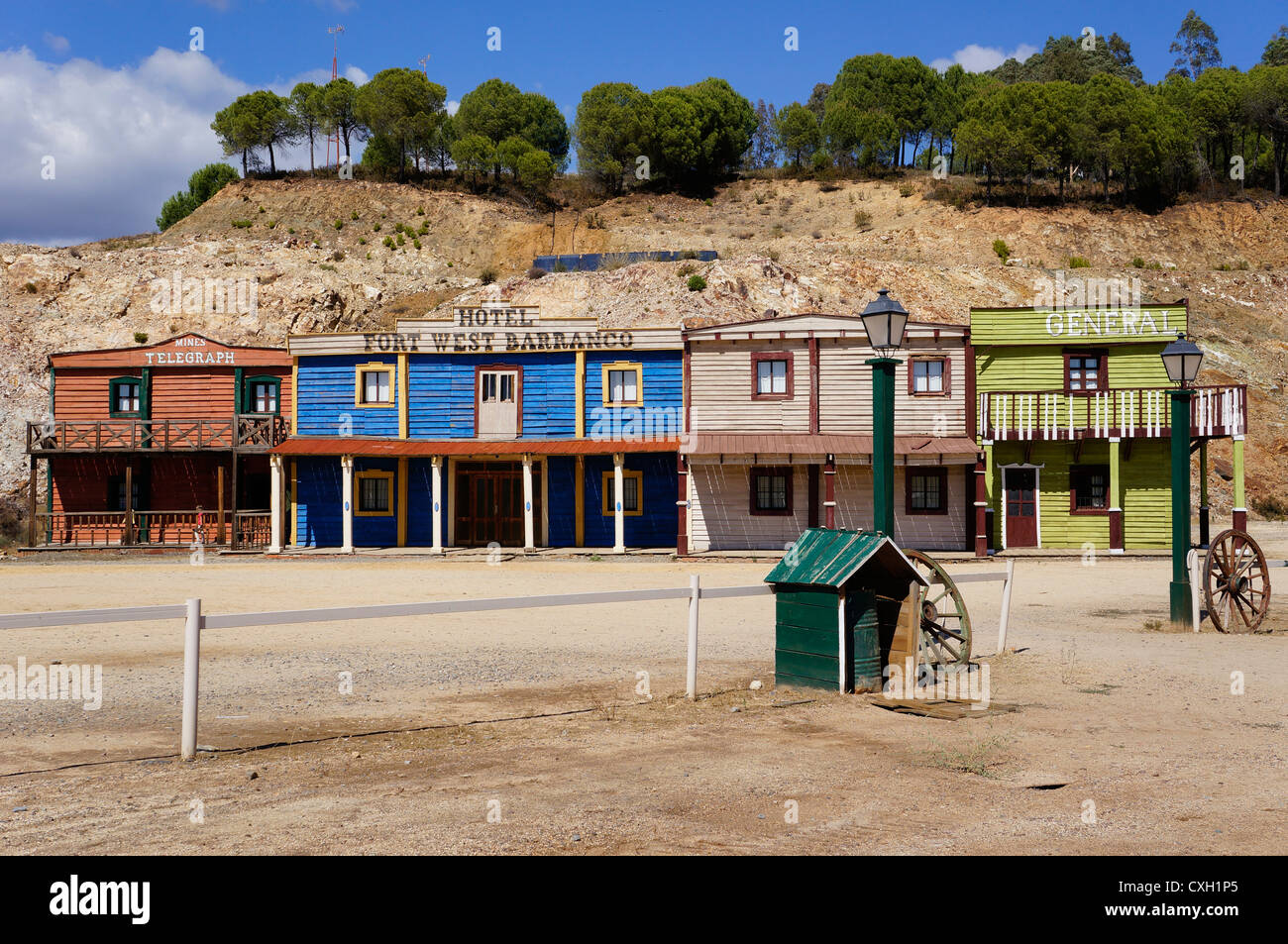 Una vista frontale di un vecchio hotel fort west Barranco, Siviglia, Spagna Foto Stock
