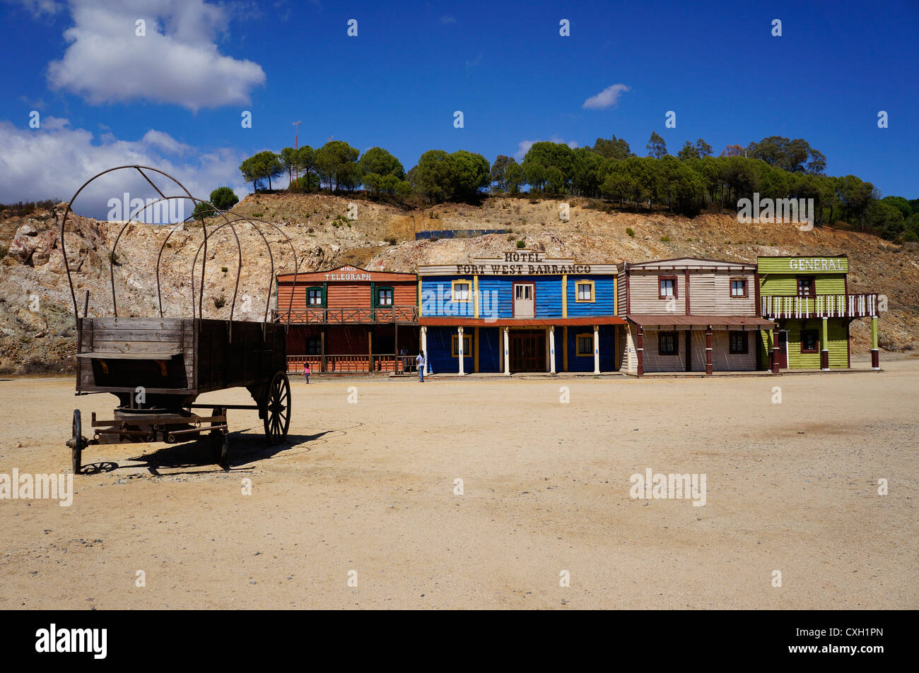 Una vista frontale di un vecchio hotel fort west Barranco e con separate di carrozze, ruota, Siviglia, Spagna Foto Stock
