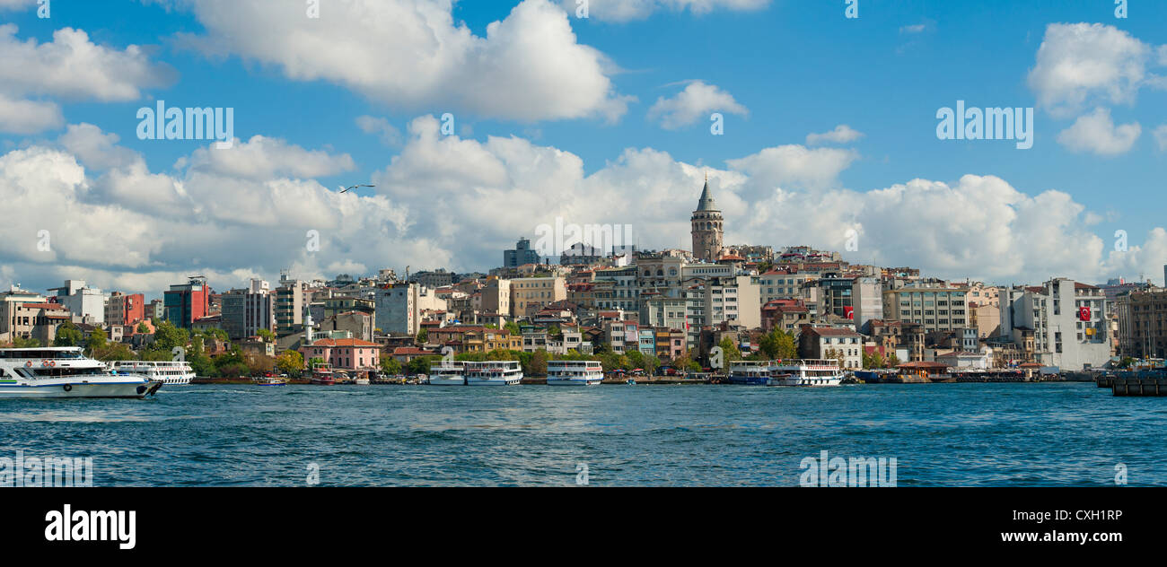Paesaggio urbano panoramiche sul Bosforo fiume in Istanbul Turchia con una grande area residenziale e Torre Galata Foto Stock