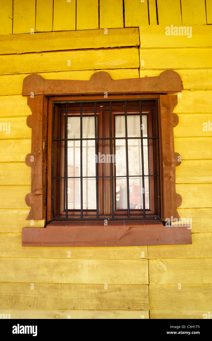 Vecchio stile occidentale finestra giallo Foto Stock