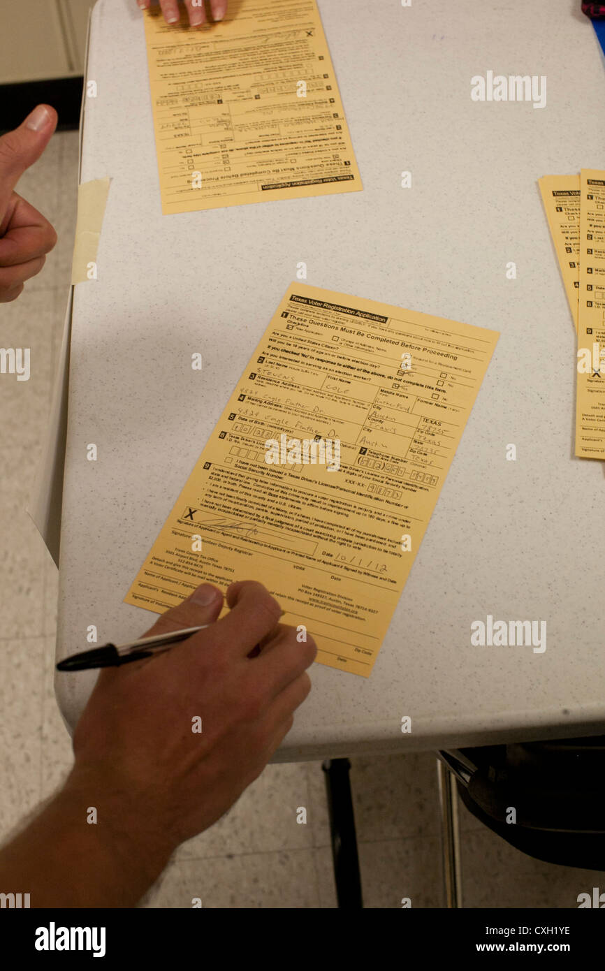 Genitori volontari condurre una registrazione degli elettori guidare per 18 anni presso una scuola superiore di Austin in Texas Foto Stock