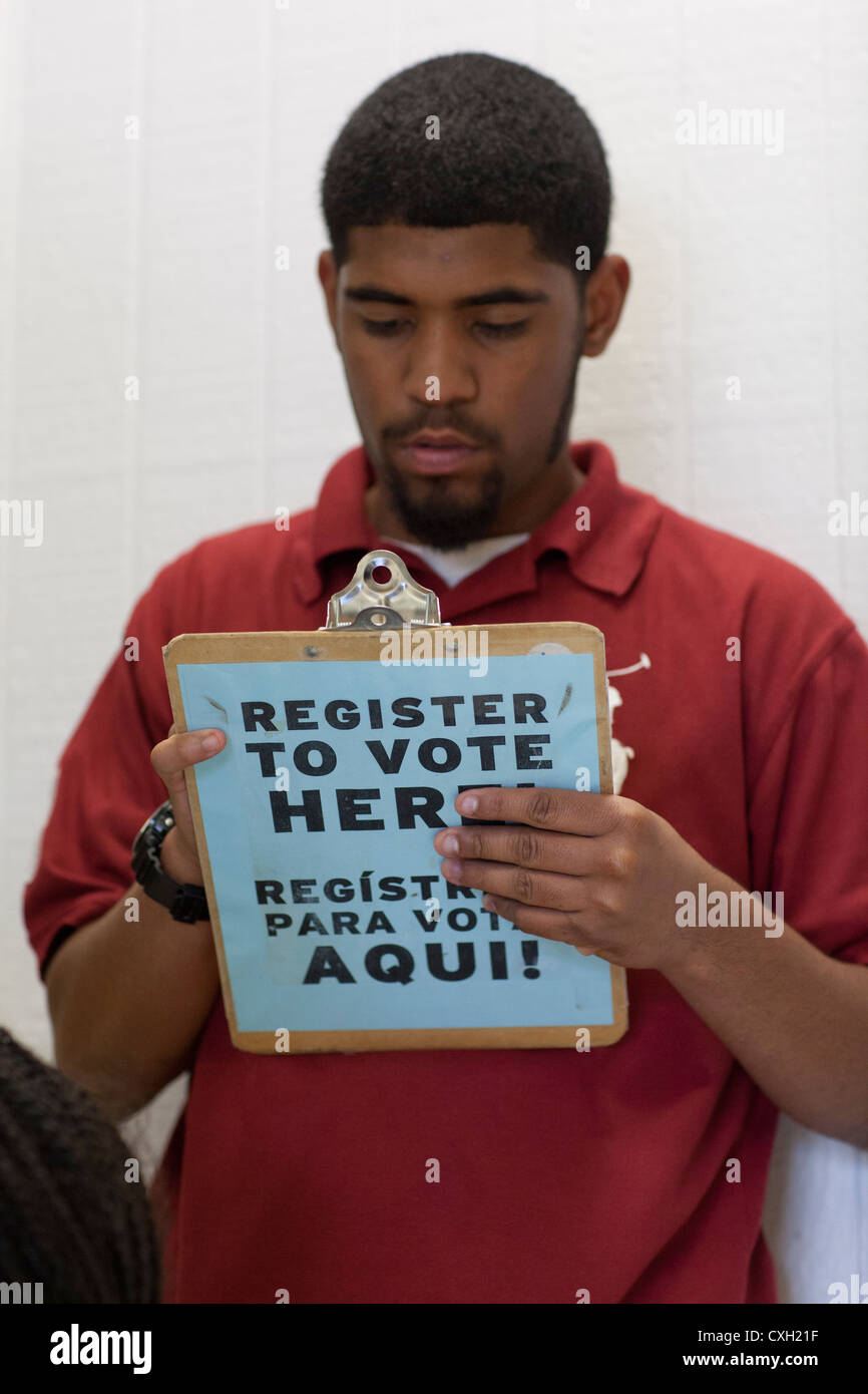 Volontari condurre una registrazione degli elettori guidare per 18 anni presso una Scuola Superiore di Austin, Texas. Foto Stock