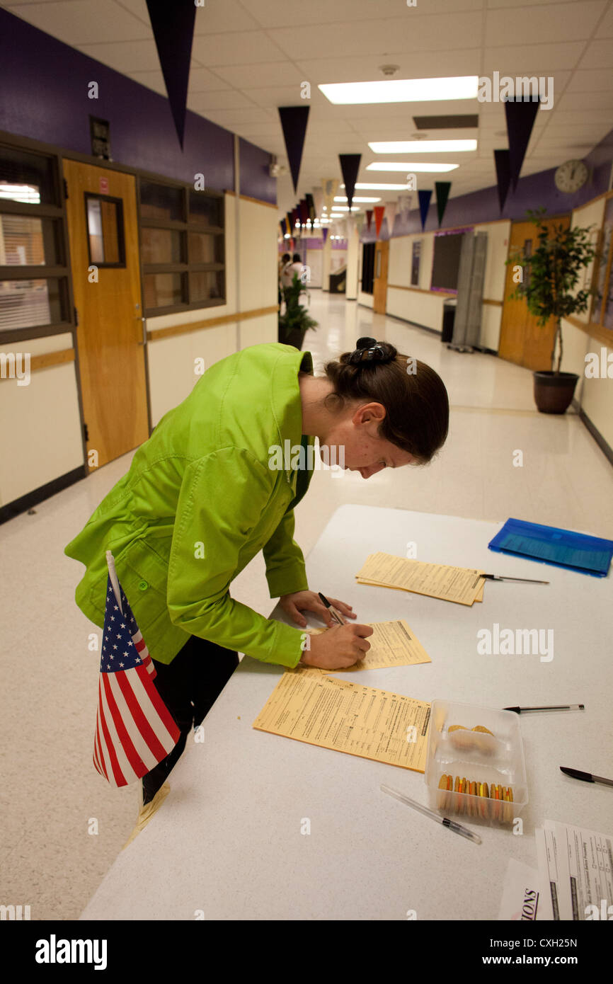 Volontari condurre una registrazione degli elettori guidare per 18 anni presso una Scuola Superiore di Austin, Texas. Foto Stock