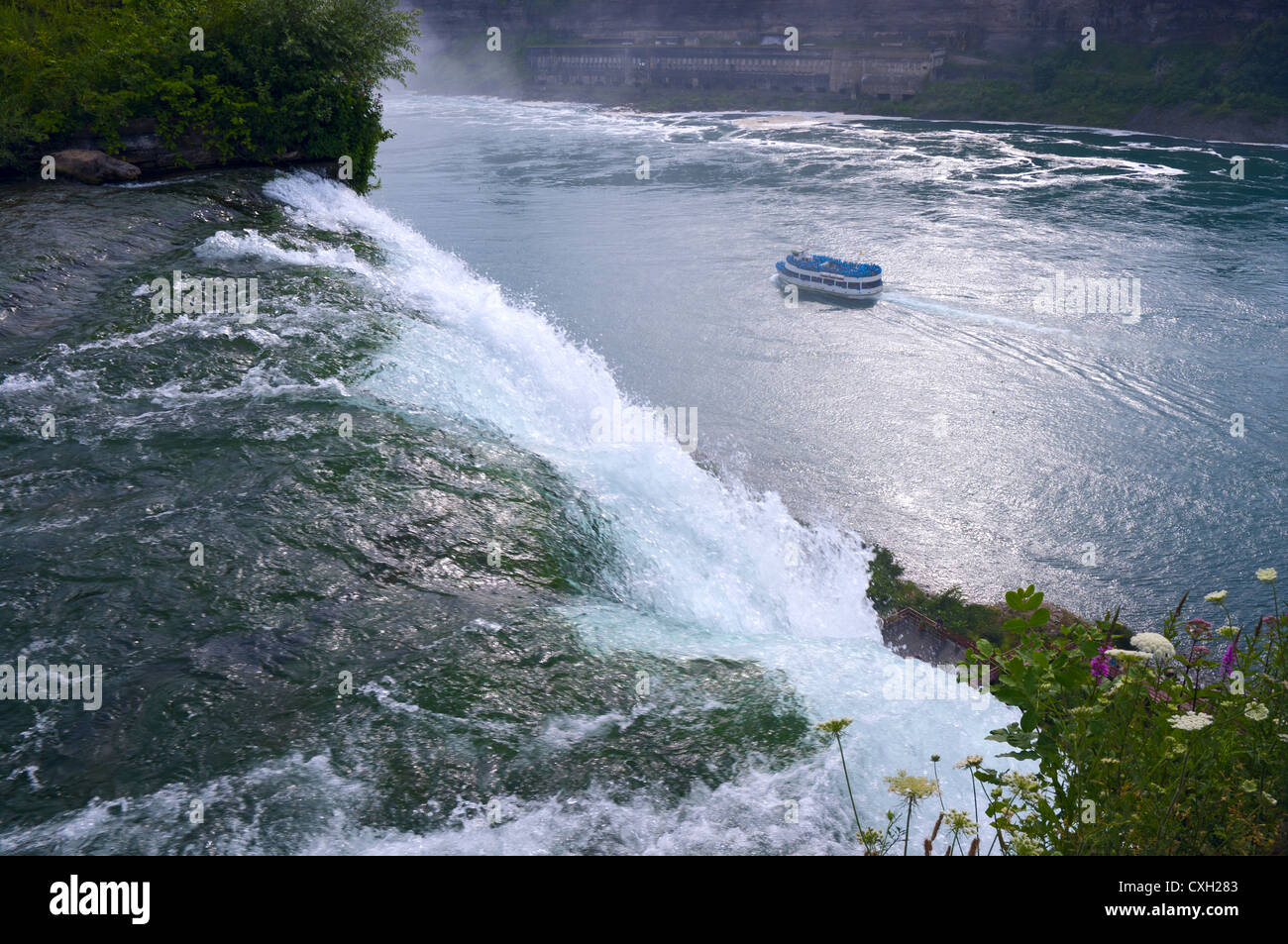 Al di sopra di cascate Americane e la barca turistica sul fiume Niagara Gorge visibile al di sotto Foto Stock
