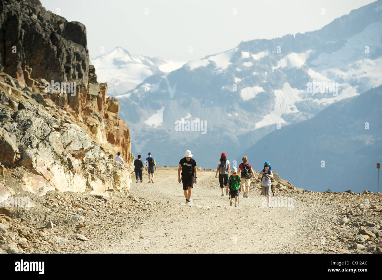 Turisti ed escursionisti in corrispondenza del picco di Whistler Mountain. Whistler BC, Canada Foto Stock