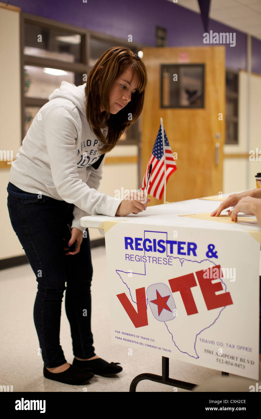 Genitori volontari condurre una registrazione degli elettori guidare per 18 anni presso una Scuola Superiore di Austin, Texas. Foto Stock