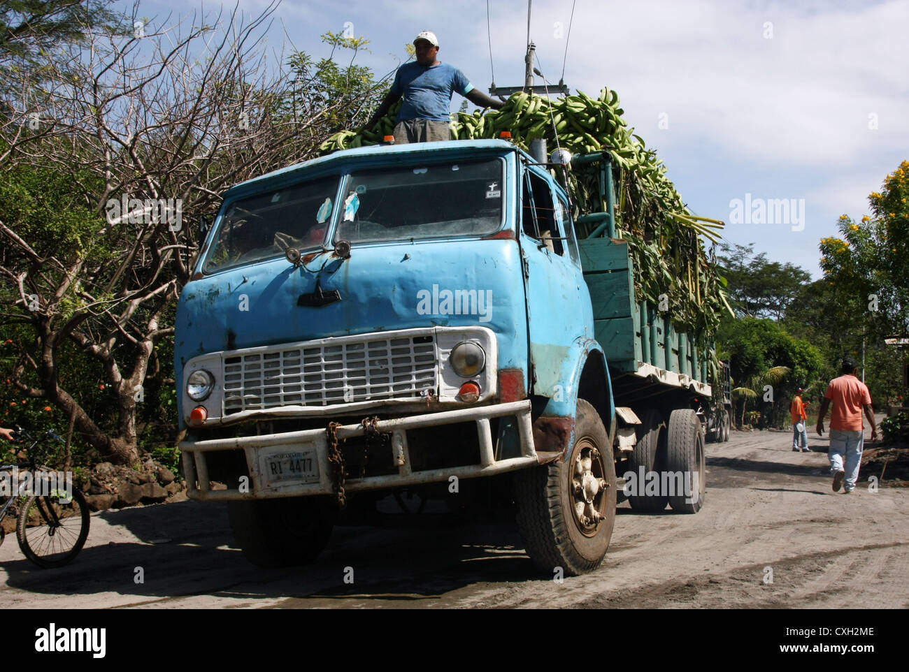 Tedesco orientale fabbricato autocarro portante banana sull isola di Ometepe Nicaragua Foto Stock