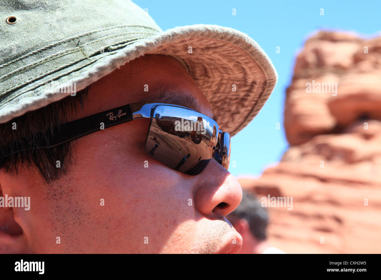 La riflessione di Delicate Arch in RAY-BAN Occhiali da sole, parco Nazionale di Arches, Utah, USA Foto Stock