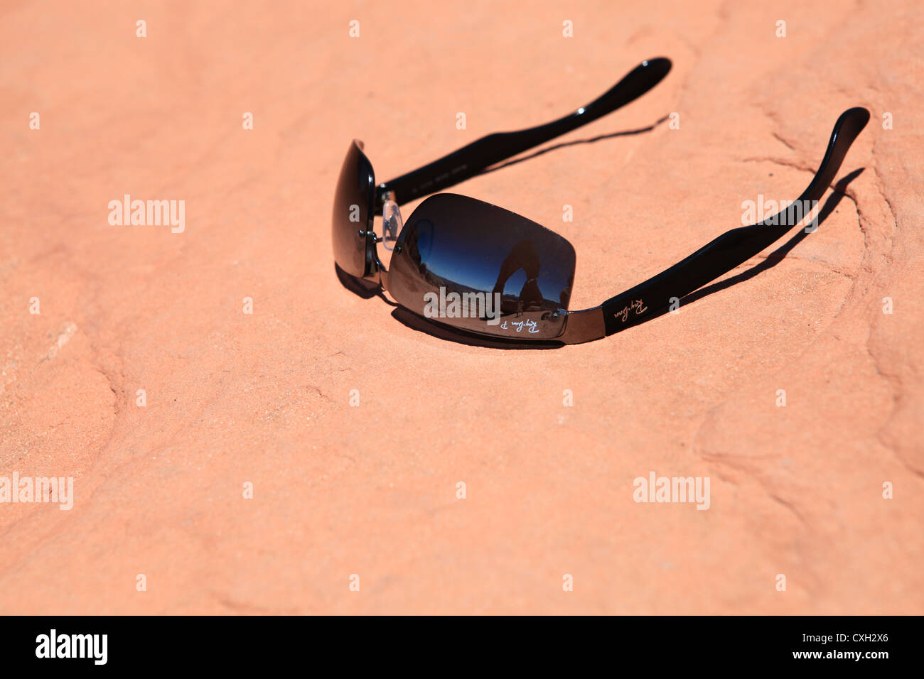 La riflessione di Delicate Arch in RAY-BAN Occhiali da sole, parco Nazionale di Arches, Utah, USA Foto Stock