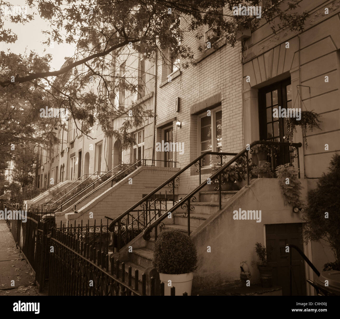 Hoboken, New Jersey, Stati Uniti, Street Scenes, Row Townhouse, vista vintage, B&N, case in pietra arenaria, mercato degli appartamenti in affitto Foto Stock