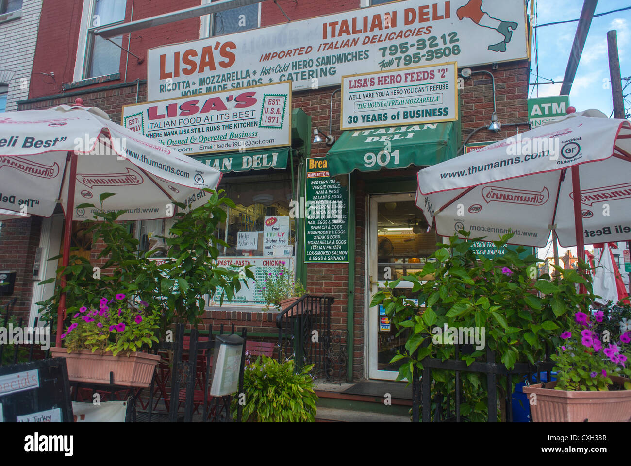 Hoboken, New Jersey, USA, Ristorante Italiano, piccola impresa, Pizzeria locale, fronte del negozio coperto con cartelli Foto Stock