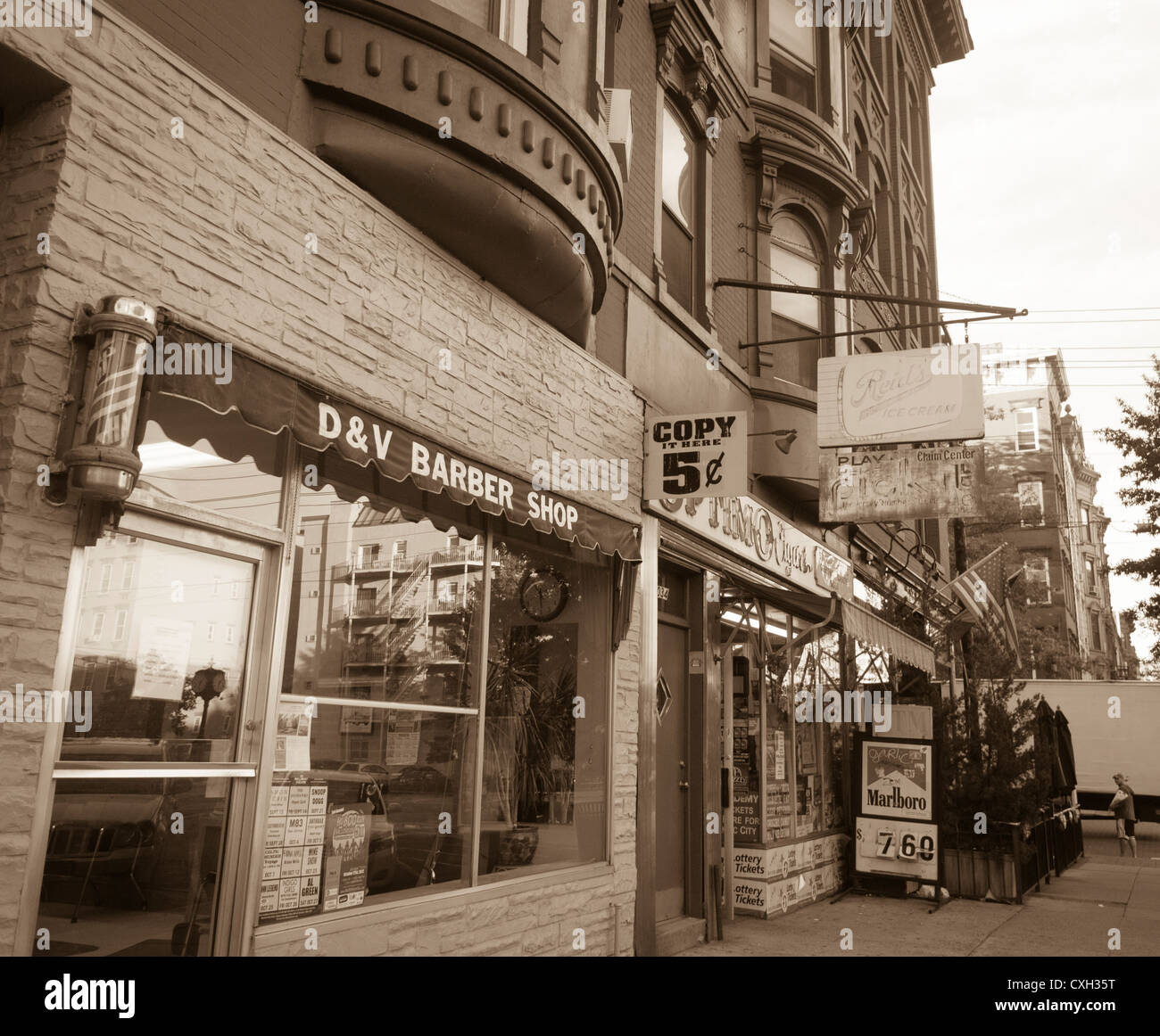 Hoboken, New Jersey, USA, Barbiere, Street Scenes, Filtered Vintage View, B & W 'Instagram' vintage shop front Foto Stock