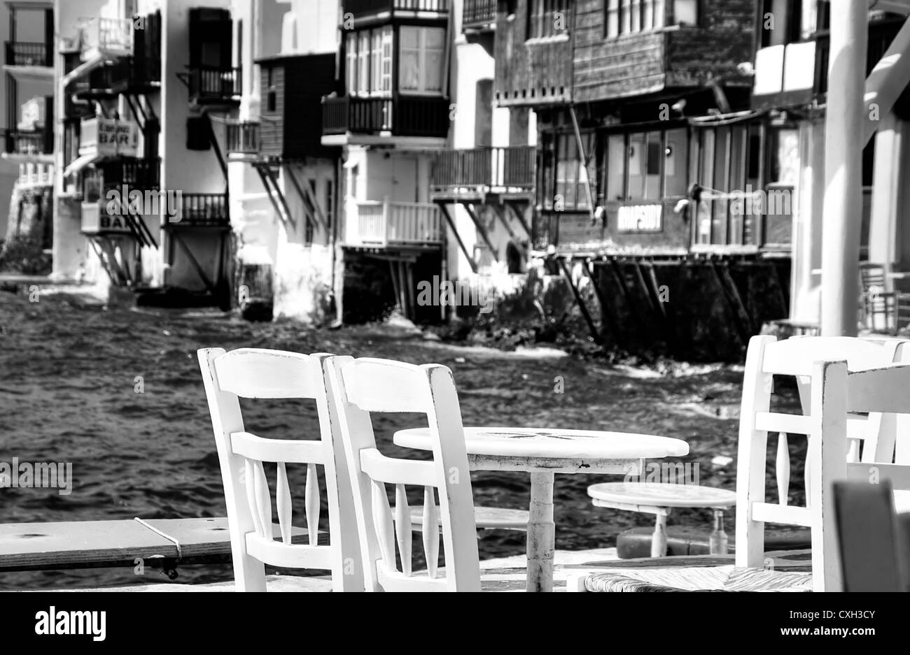 I famosi mulini a vento di Mikonos island come visto da "Piccola Venezia". Il Myconos, Cicladi Grecia in bianco e nero Foto Stock