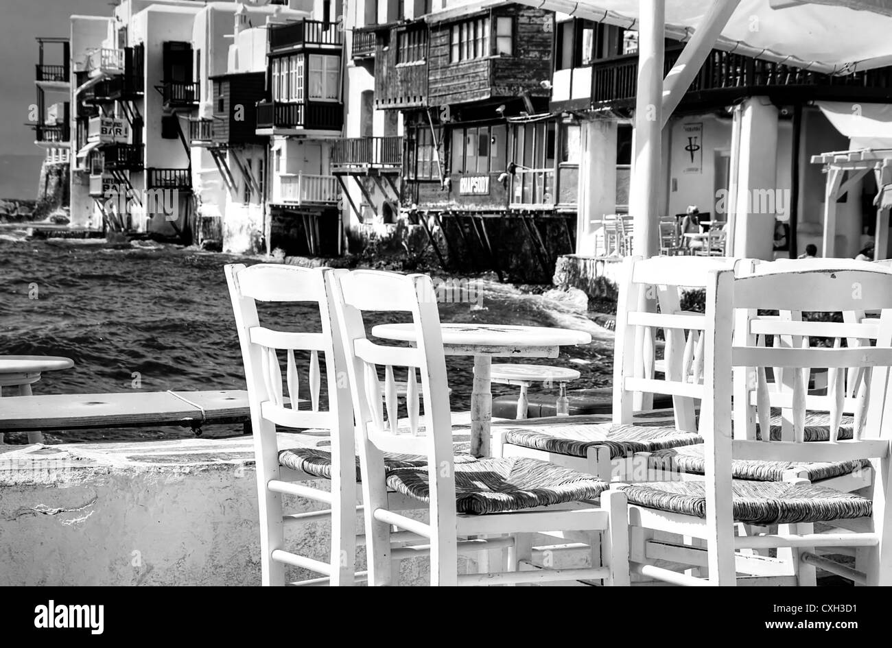 I famosi mulini a vento di Mikonos island come visto da "Piccola Venezia". Il Myconos, Cicladi Grecia in bianco e nero Foto Stock