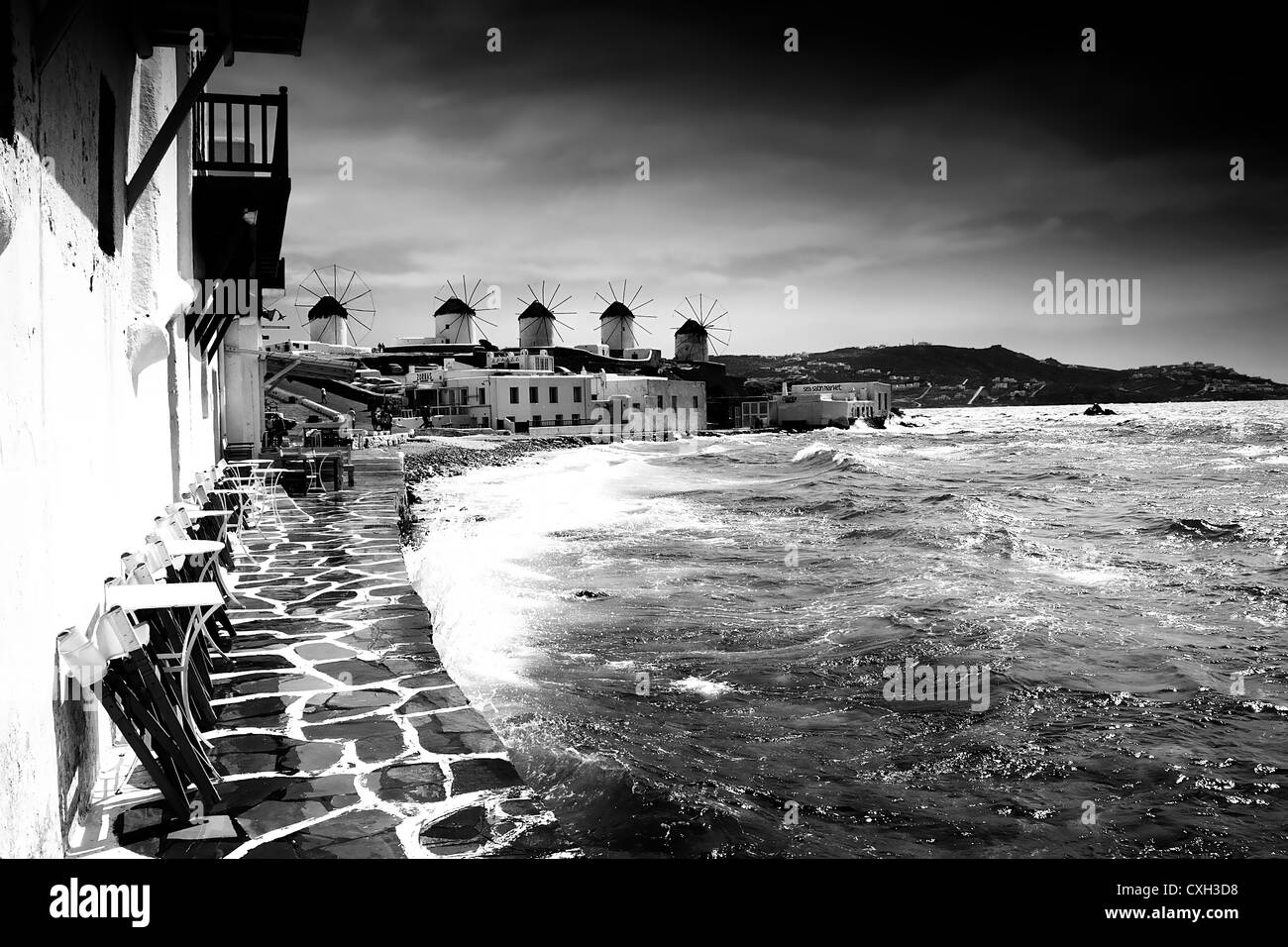 I famosi mulini a vento di Mikonos island come visto da "Piccola Venezia". Il Myconos, Cicladi Grecia in bianco e nero Foto Stock