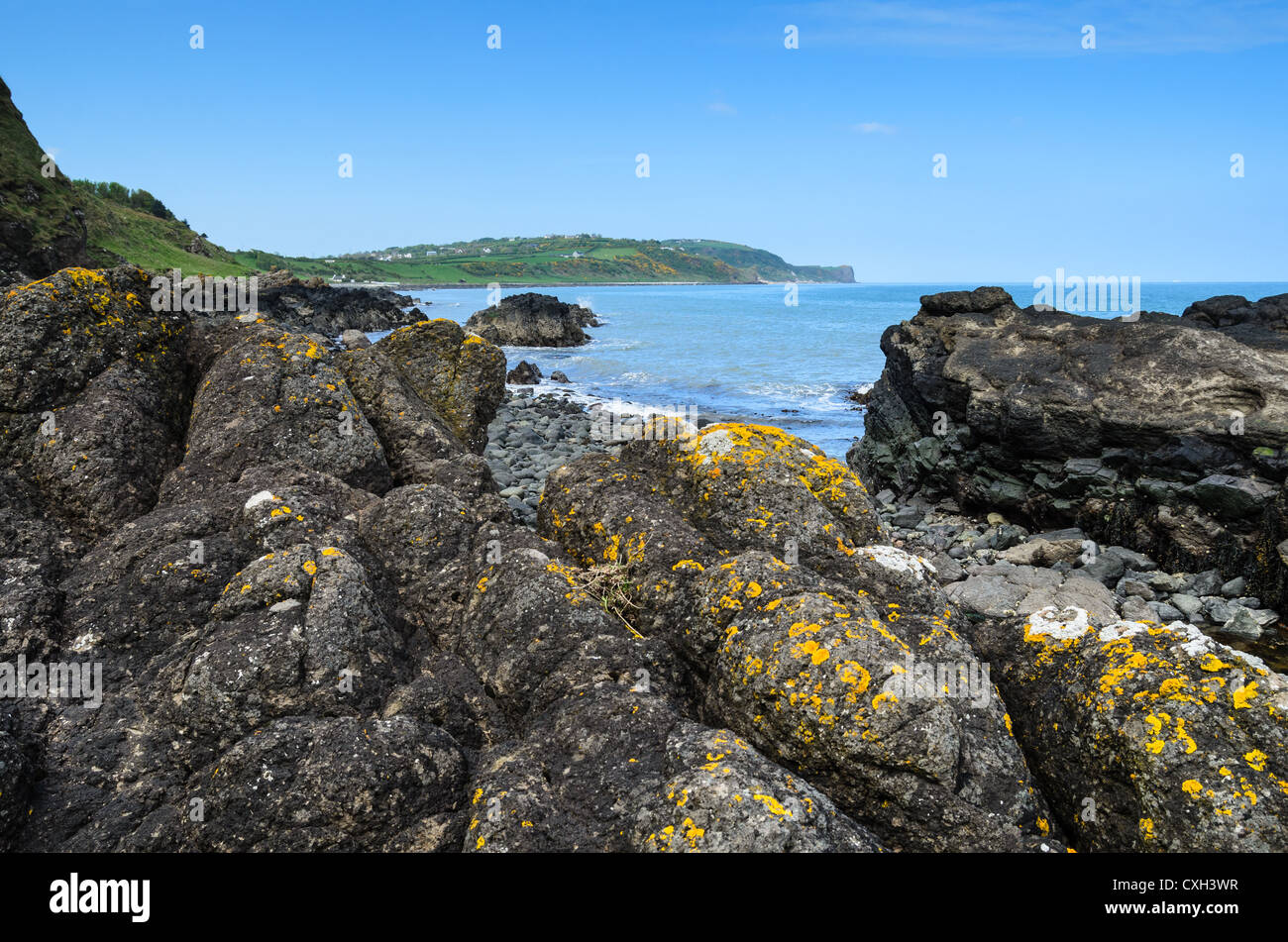 Grandi depositi vulcanici su una spiaggia nella contea di Antrim, Irlanda. Foto Stock