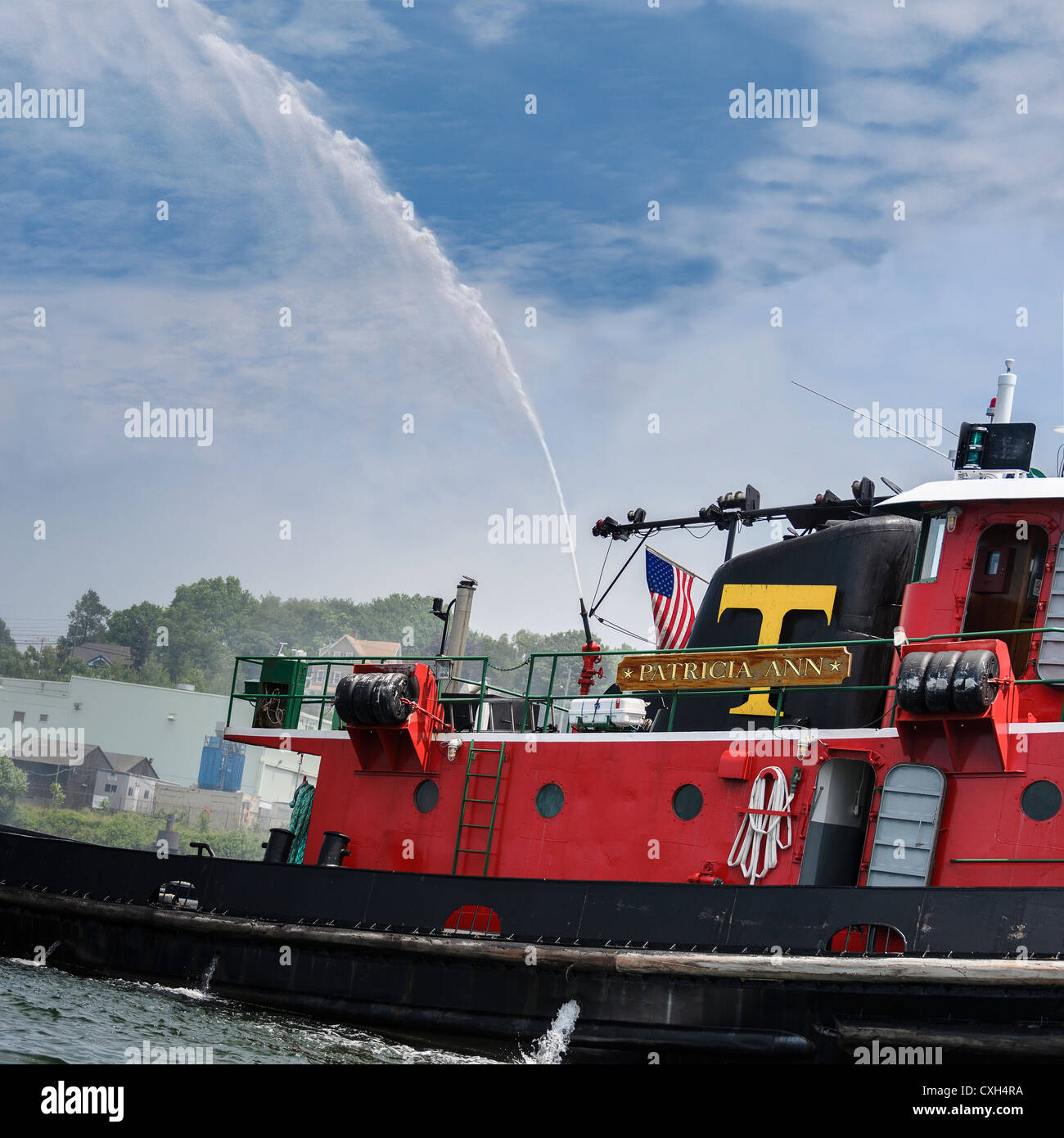 Rosso brillante rimorchiatore Patricia Ann dà il OpSail 2012 partecipanti una lotta antincendio salute nel New London nel Connecticut USA. Foto Stock