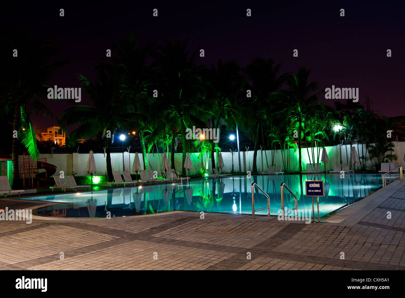 La piscina di notte di girasole villaggio internazionale in Hai Phong Vietnam Foto Stock