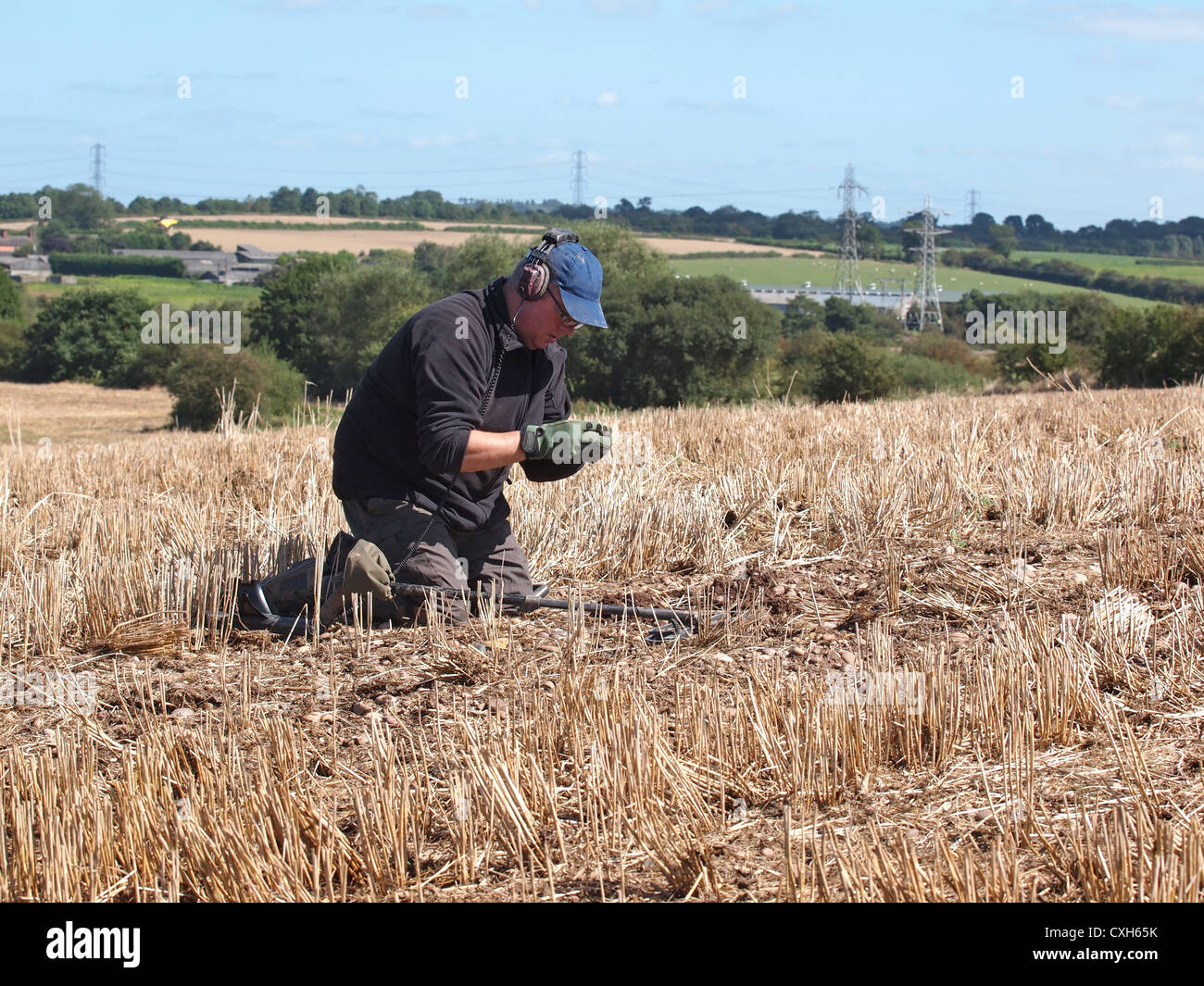 Controllo elemento trovato con il rivelatore di metalli Foto Stock