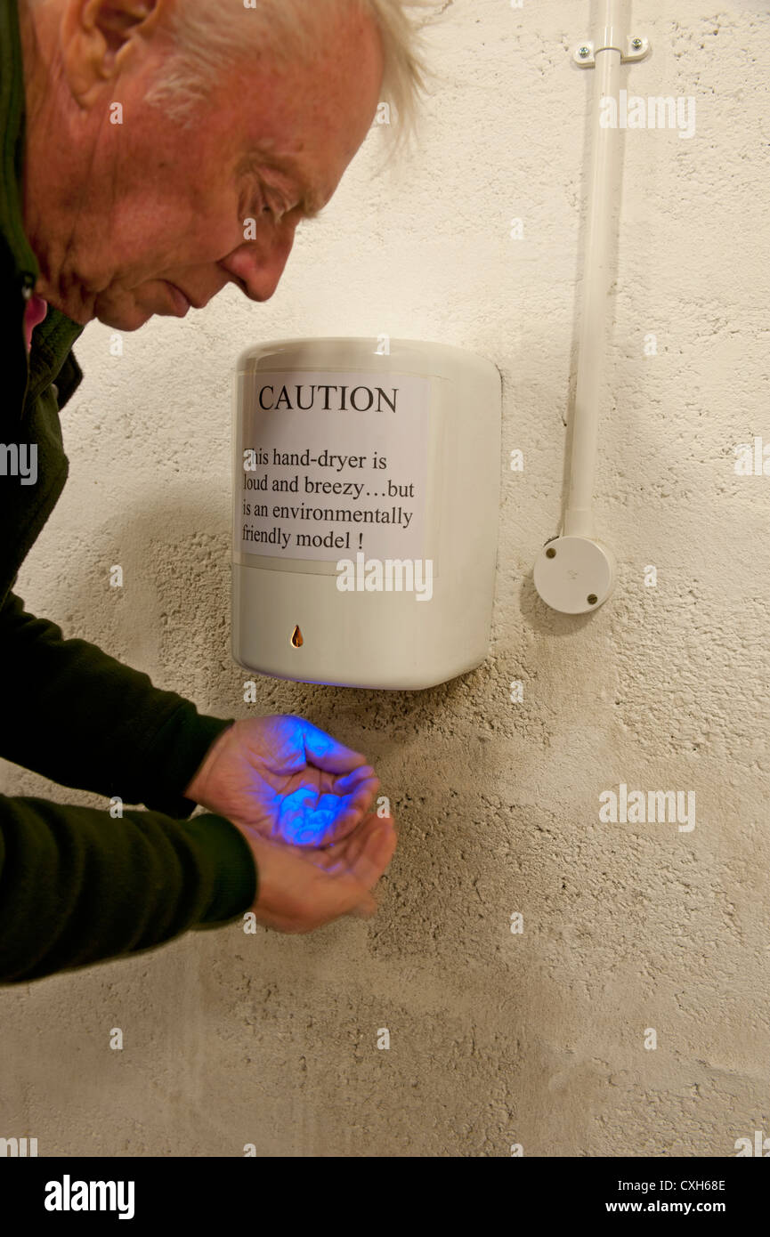 Asciugatura a mano utilizzando raggi ultravioletti si è rivelata dal punto di vista ambientale. SCO 8561 Foto Stock