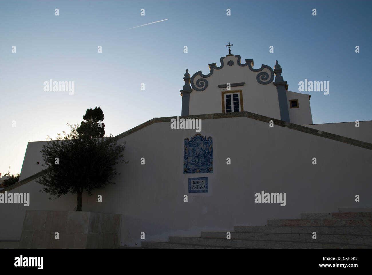 Vista di Santa Ana Chiesa di Albufeira Algarve Portogallo al tramonto Foto Stock