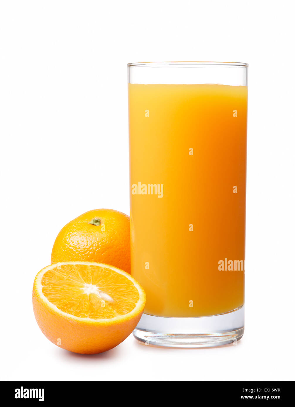 Succo di arancia con arance isolato su bianco Foto Stock